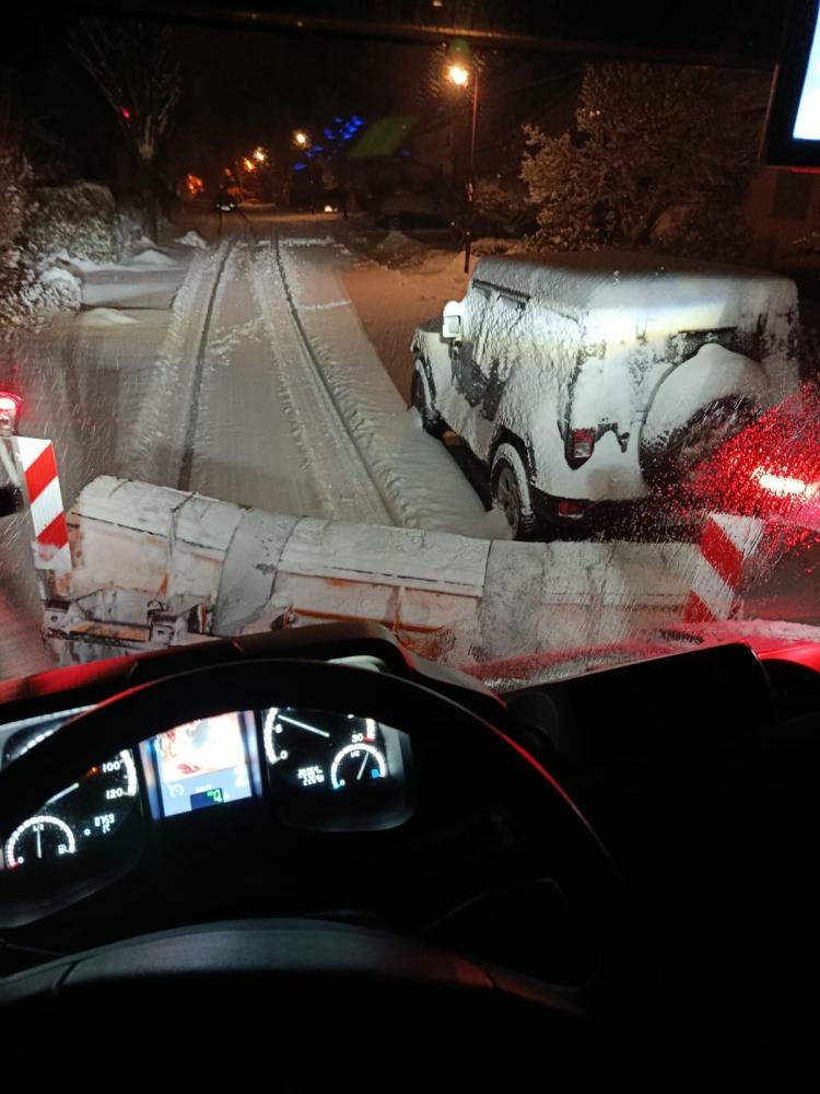 Parken mit Weitblick: Bitte Durchfahrtsbreite für Räumfahrzeuge freihalten