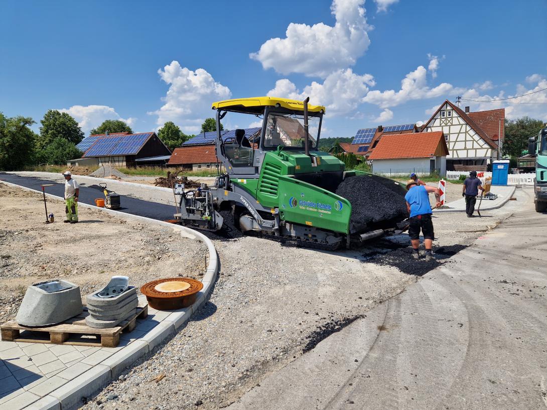 Asphaltierungsarbeiten im Neubaugebiet "Bergbronner Feld"